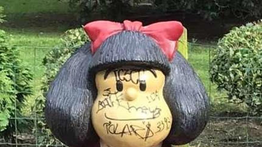 Mafalda con las pintadas en la cara.