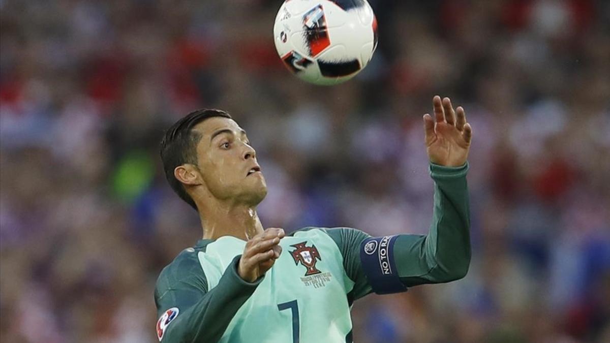 Cristiano Ronaldo controla el balón durante el Croacia-Portugal