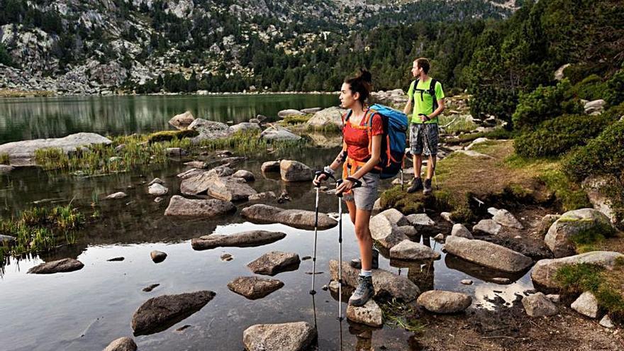 Senderistes en una ruta pels llacs de la vall | TURISME CERDANYA