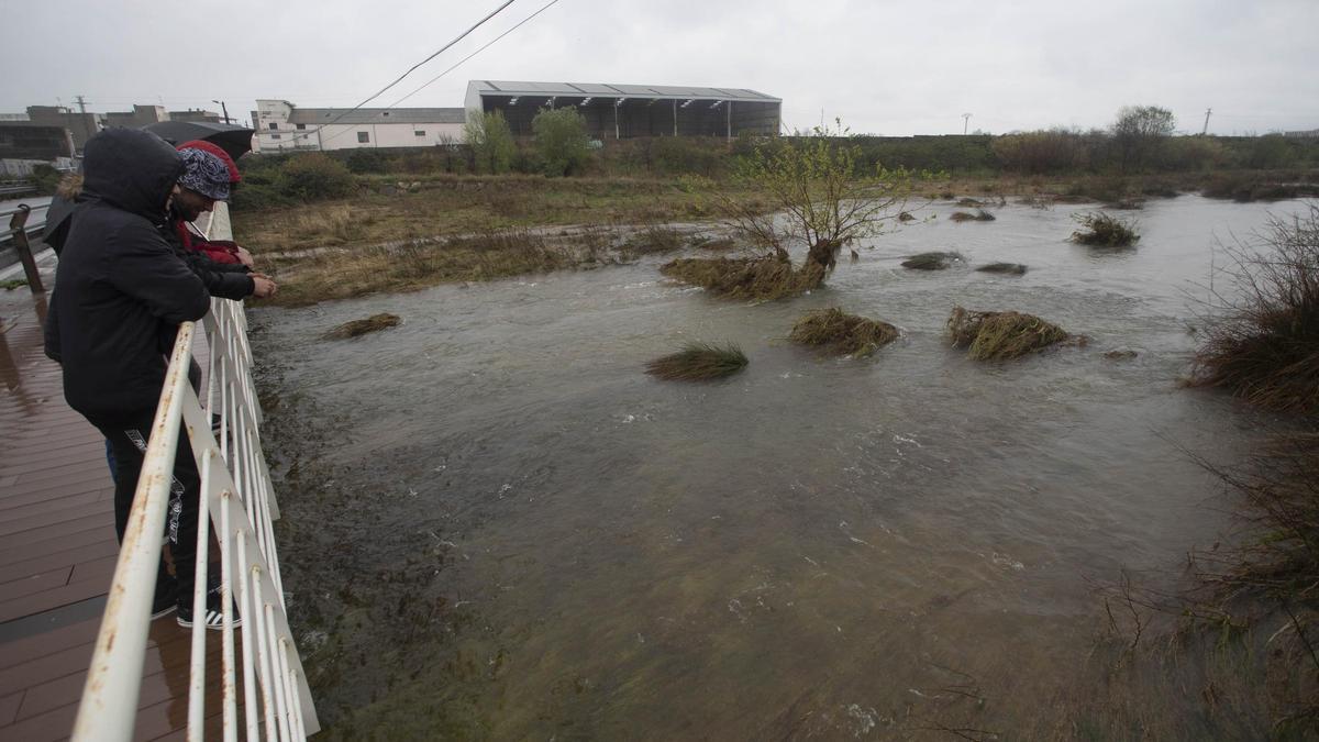 Crecida del rio Palància a la altura del barrio de San José en un episodio de lluvias.
