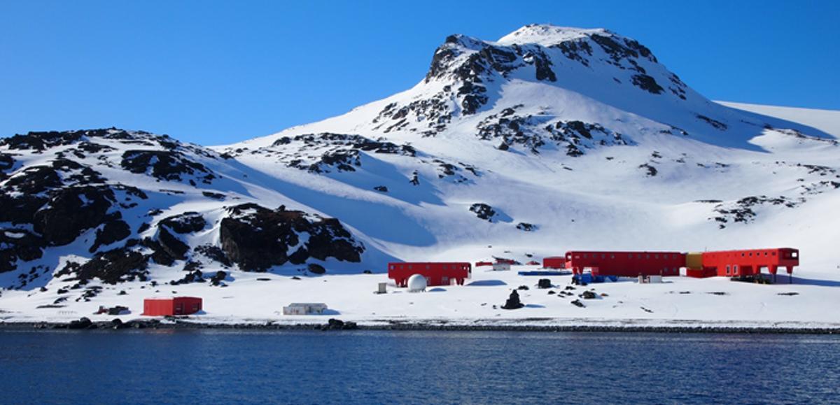 La Base Antártica Española Juan Carlos I está ubicada en Isla Livingston.