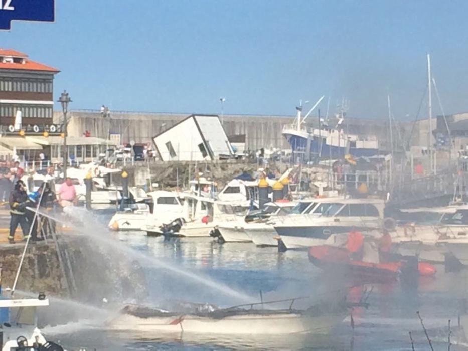 Dos heridos al explotar una lancha en el puerto de Llanes