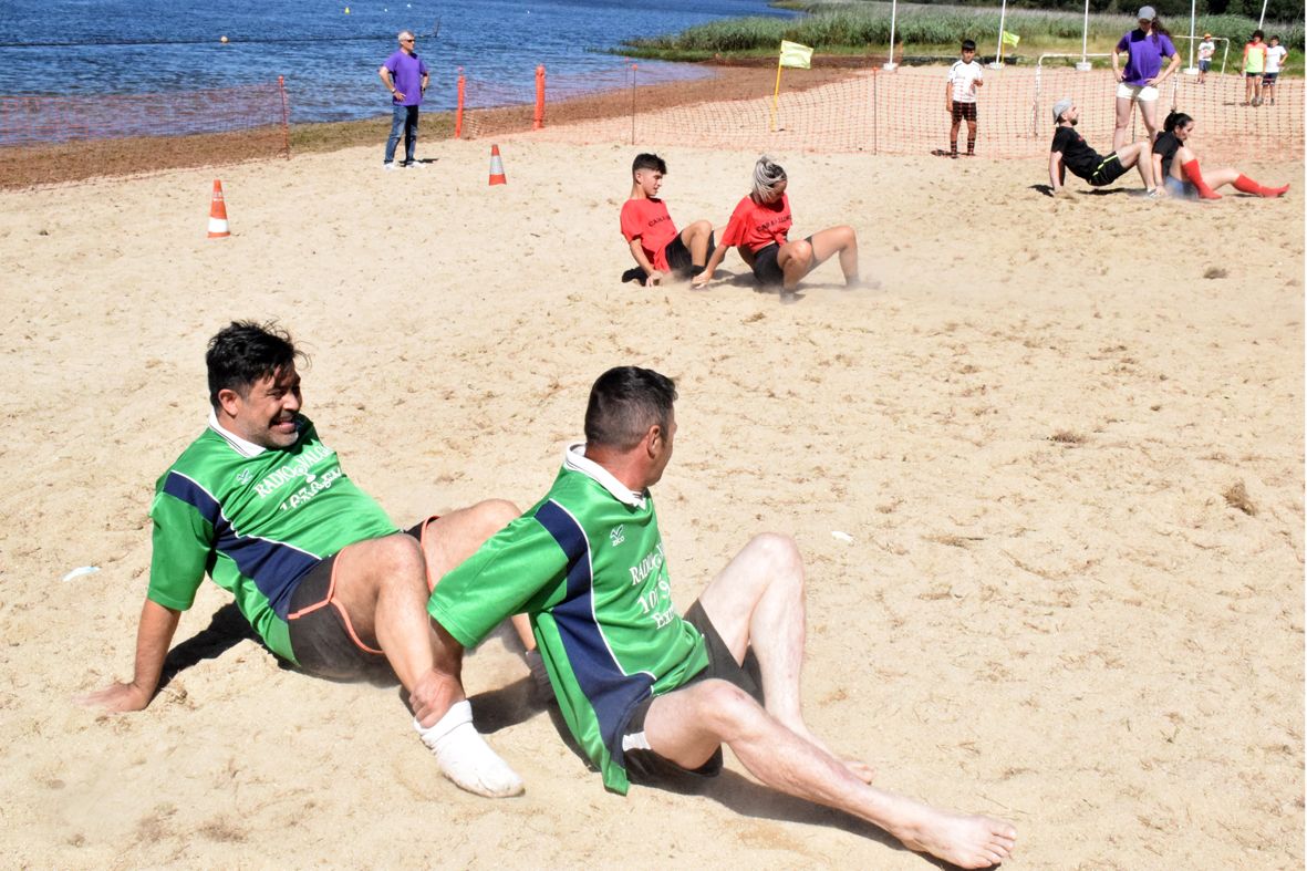 Las Olimpiadas de Aldea hacen de la playa de Vilarello la fusión de deporte y tradición