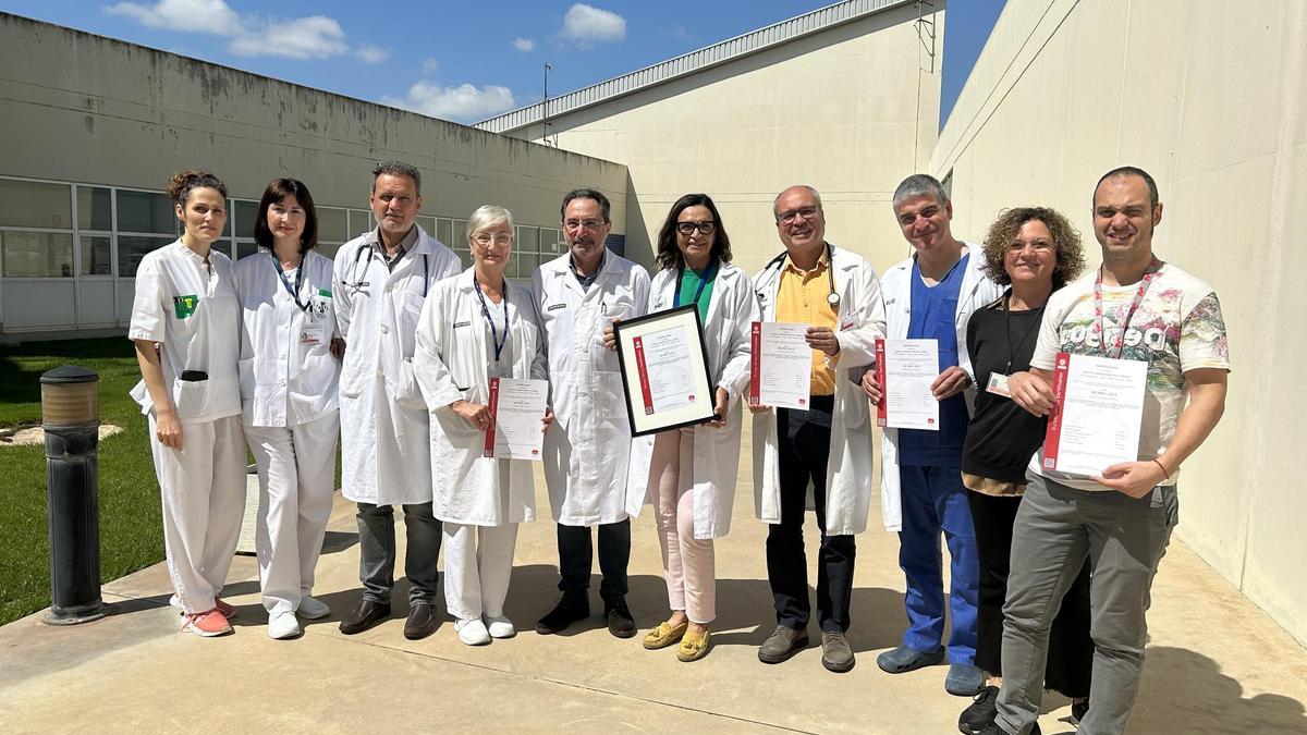 la gerente del hospital, Rosabel Ribes, junto a los directivos de las áreas auditadas