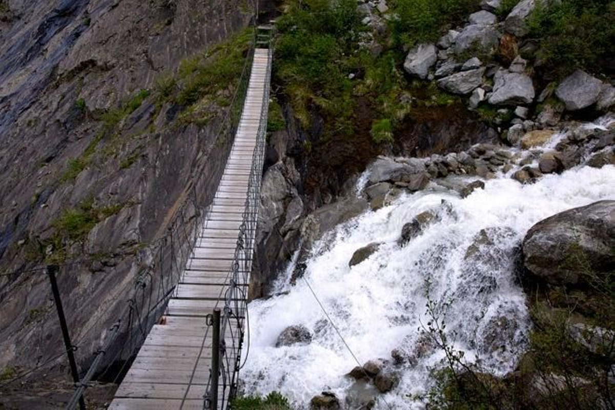 Puente colgante en el Mont Blanc, en Francia.
