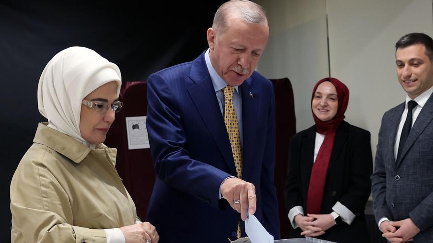 Erdogan admite retroceso de su partido en las municipales y dice que "gana la democracia"