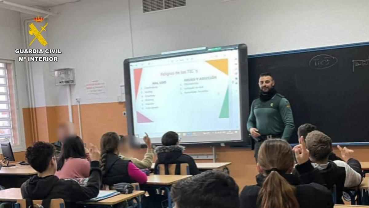 Un agente de la Guardia Civil en una charla dirigida a estudiantes de un centro educativo