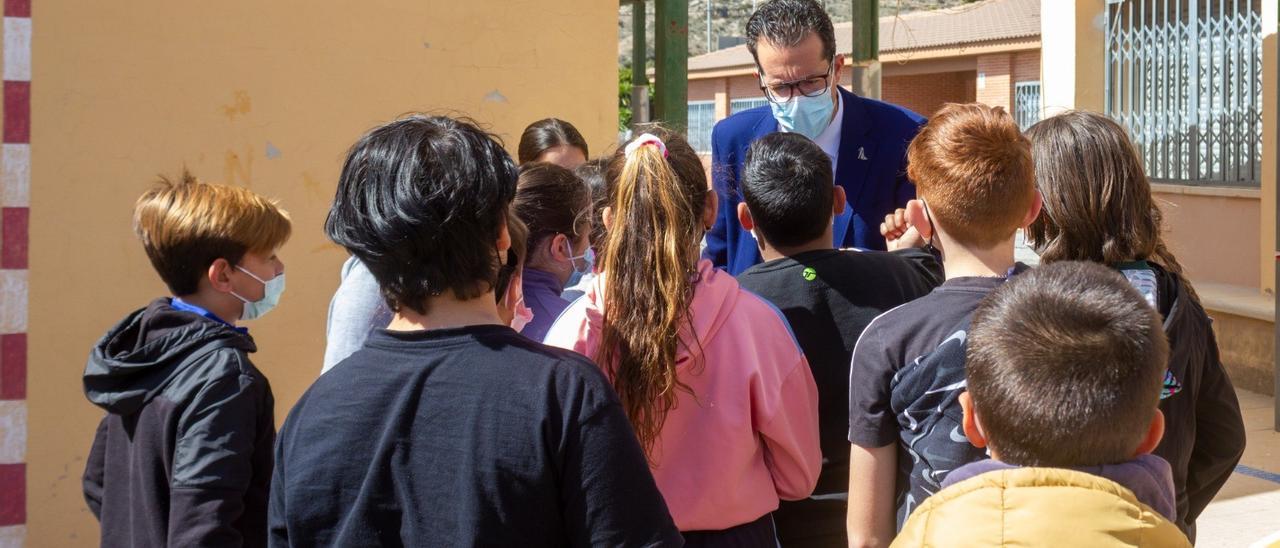 El alcalde conversando con los alumnos del colegio Miguel Servet durante su visita.