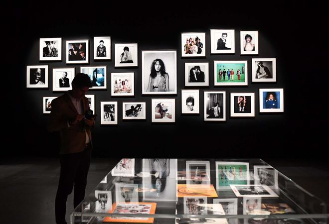 La exposición David Bailey's Changing Fashion abre sus puertas en A Coruña con la Fundación Marta Ortega