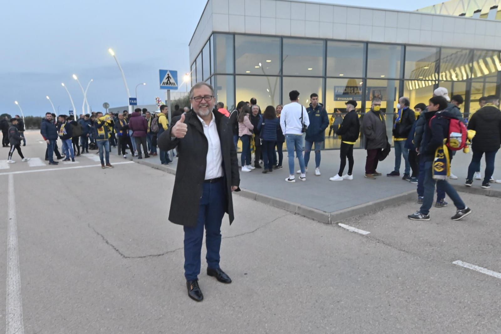 Salida de los aficionados del Villarreal desde el aeropuerto