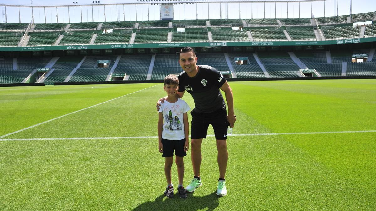 Francisco, con León Martínez, piloto de BMX de la Unión Ciclista Ilicitana que visitó el estadio Martínez Valero antes de competir en el campeonato autonómico