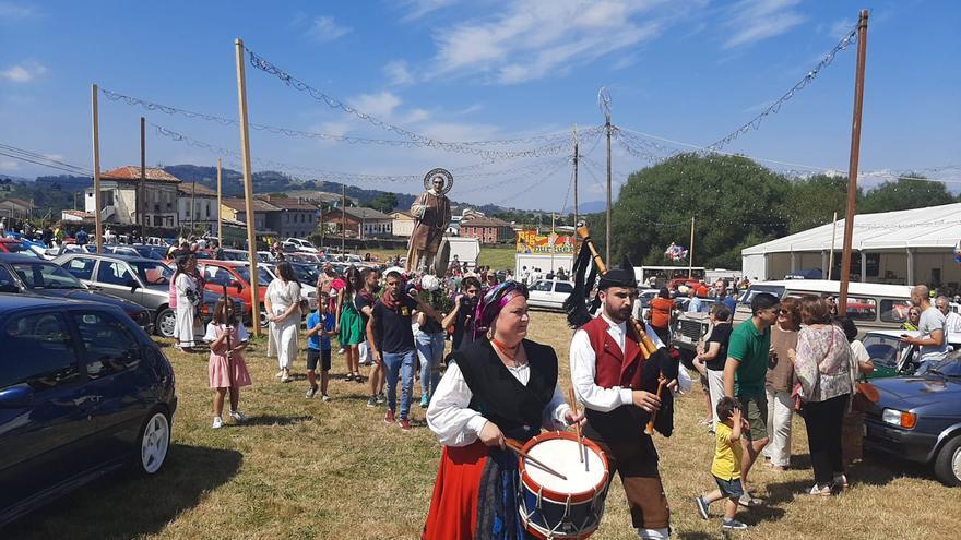 San Félix, de romería en Valdesoto: la parroquia recupera la procesión en una jornada multitudinaria