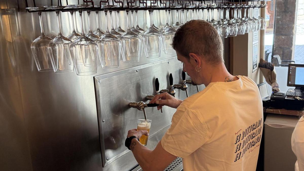 Tres jóvenes impulsan un ‘tap room’ de cerveza comarcal en un pueblo de Castellón