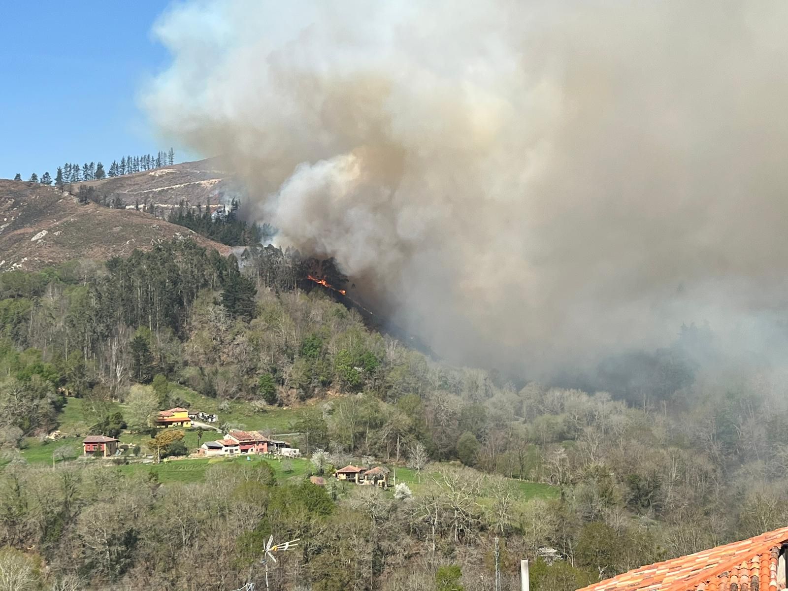 Segunda jornada en vilo por el fuego entre Piloña y Nava