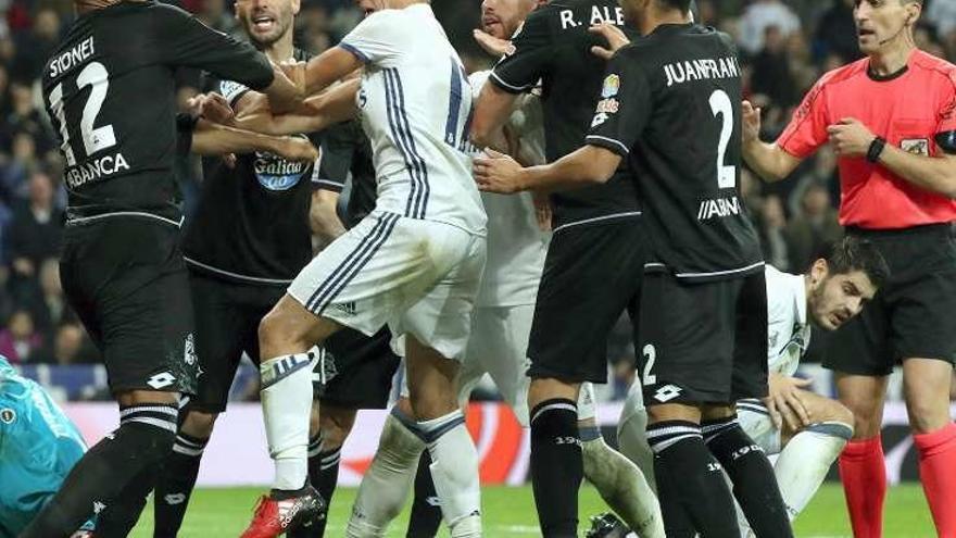 Lucas Vázquez forcejea con Sidnei el sábado en el Bernabéu.