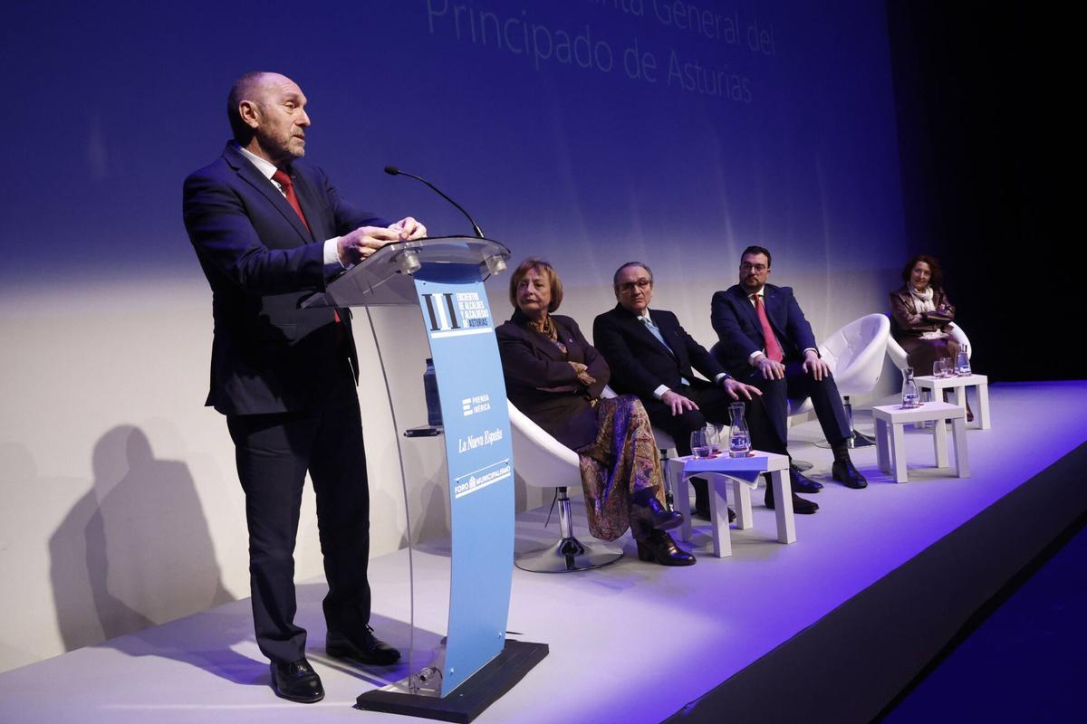 Un momento de la intervención de Juan Cofiño en el III Encuentro de alcaldes y alcaldesas de Asturias. Un momento de la intervención de Juan Cofiño en el III Encuentro de alcaldes y alcaldesas de Asturias.