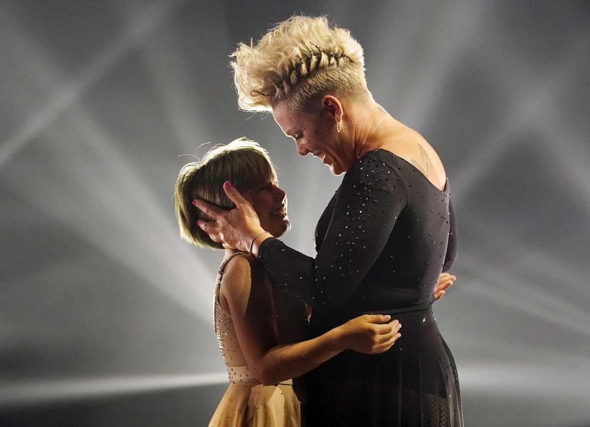 El tierno abrazo de Pink y su hija, Willow, protagonistas de los Billboard 2021