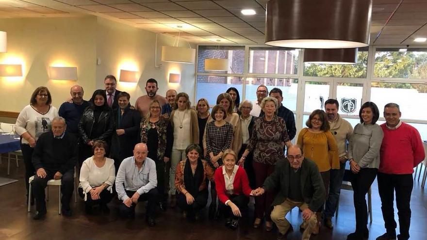 Foto de familia de los asistentes a la comida organizada por Foro.