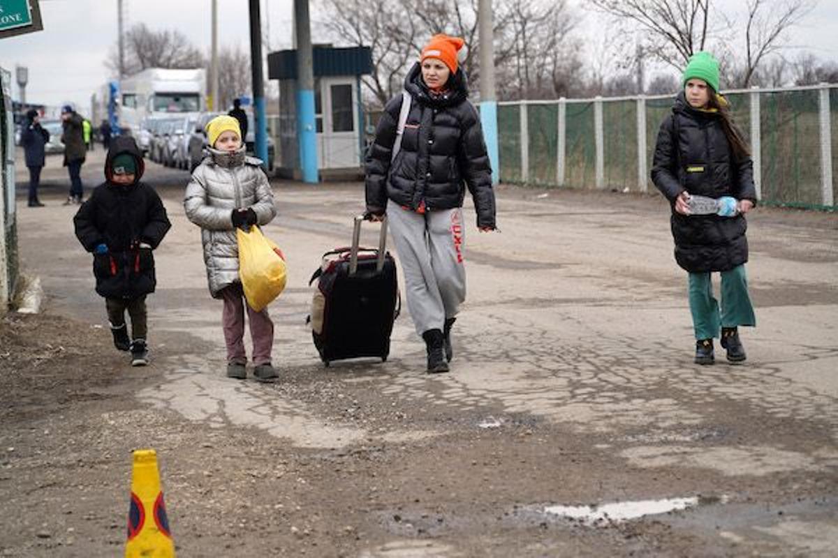 Las mujeres ucranianas huyen con un equipaje de trauma, miedo, menores y personas dependientes