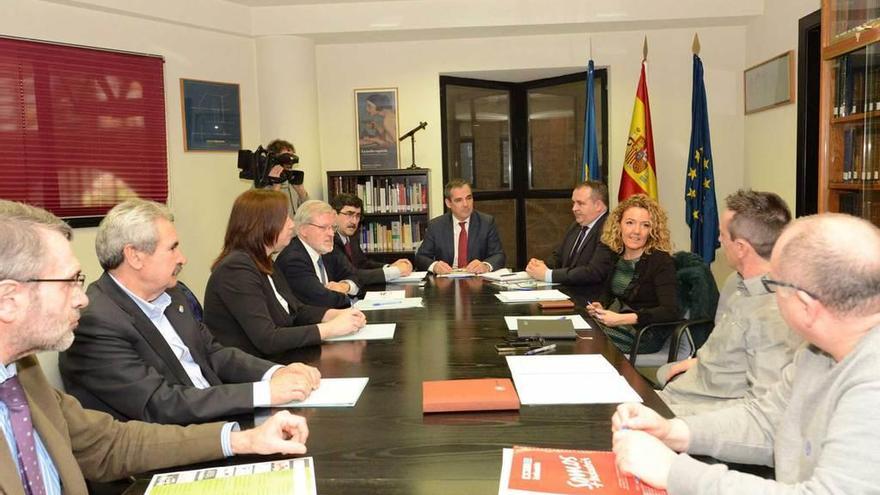 Por la izquierda, José Esteban Fernández, Graciano Torre, Nuria Menéndez, José Fernando Sánchez-Junco, Santiago Romero, Vicente Domínguez, Isaac Pola, Teresa Mallada, Gerardo Cienfuegos y José Luis Arbesú.