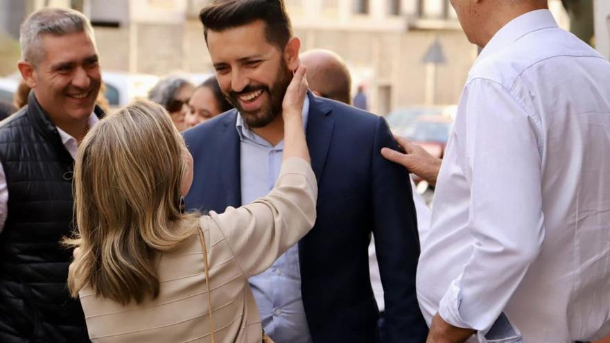 Ana Oramas saluda a Jonathan Domínguez.