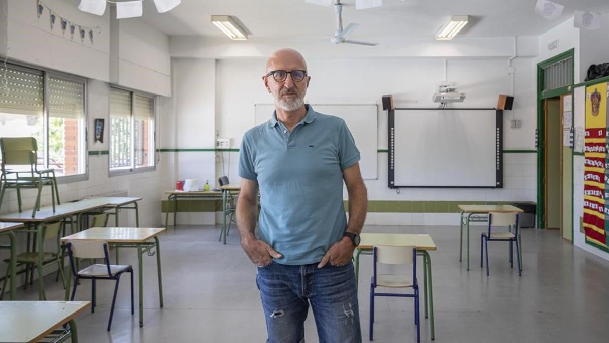 El profesor y directivo Vicent Mañes, en el colegio Ramiro Jover de València, donde ha tenido una reunión con otros directores escolares.