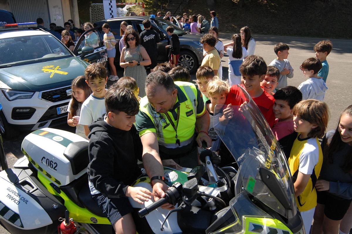 448 alumnos participaron en una exhibición didáctica organizada por la Guardia Civil