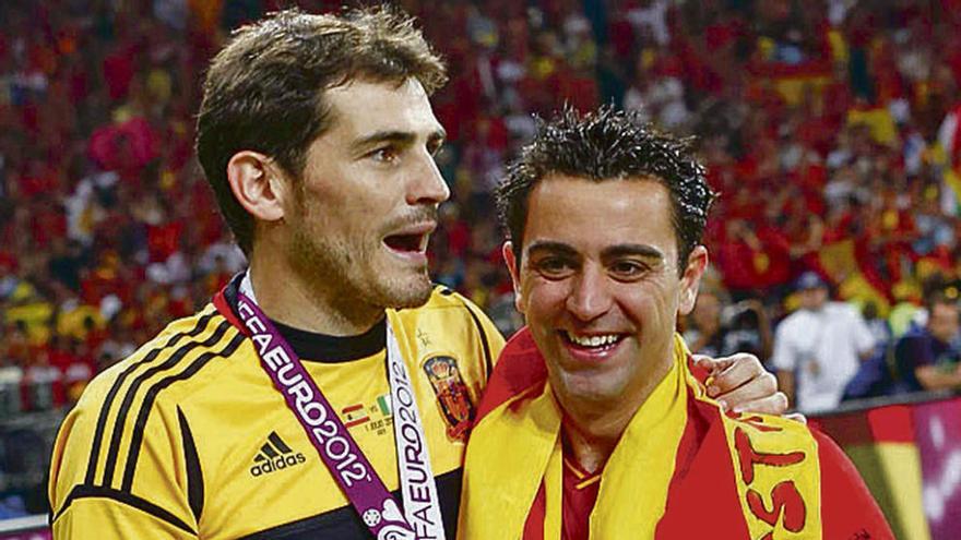 Iker Casillas, con la bandera de España a la cintura, y Xavi Hernández, con la catalana sobre los hombros, pasean la Copa conquistada en 2012 en el Olímpico de Kiev ante Italia.  // Reuters