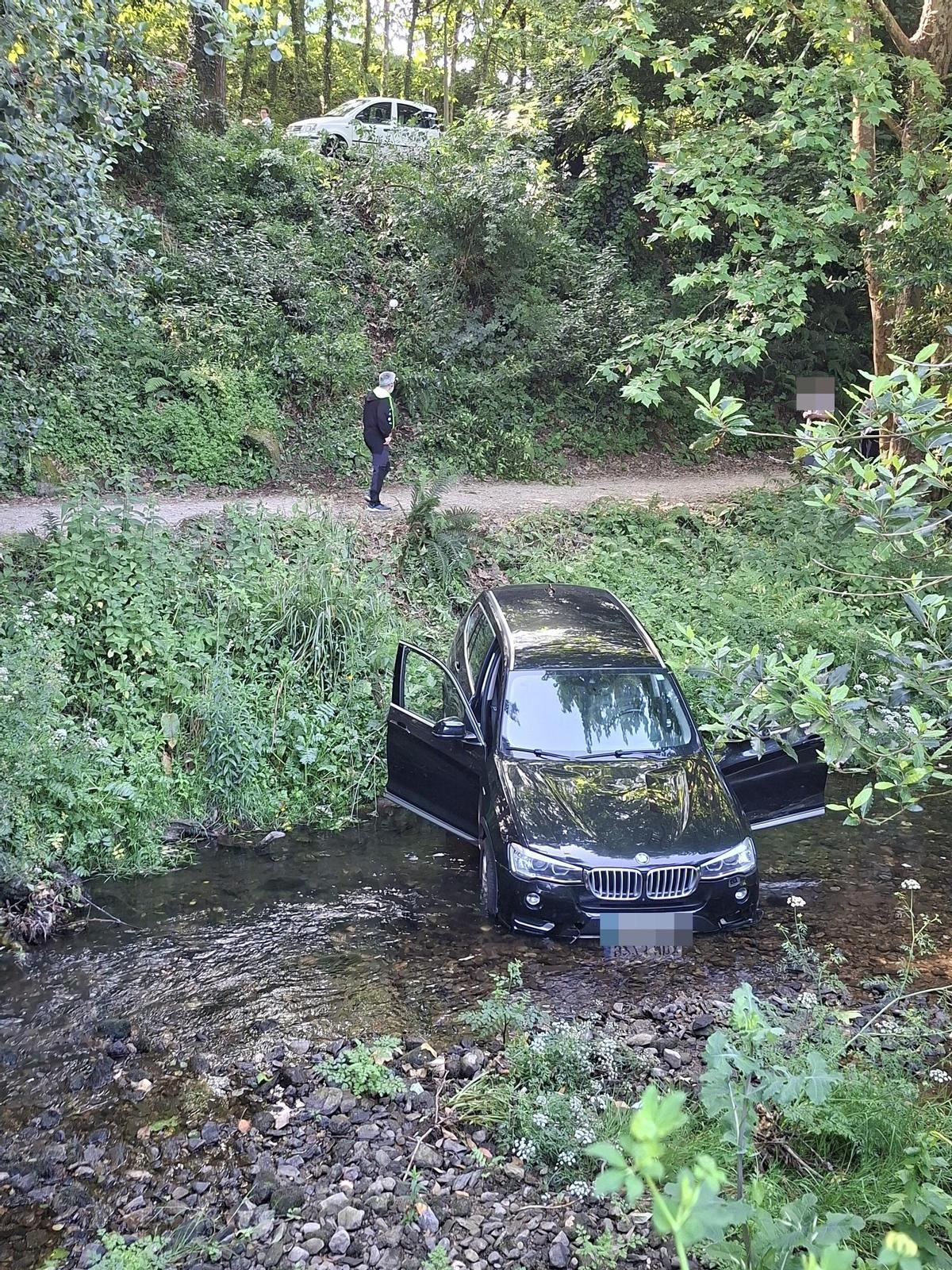 Imagen en la que se aprecia el tremendo desnivel por el que ha caído la mujer con su coche este martes en el parking del Hospital de Conxo
