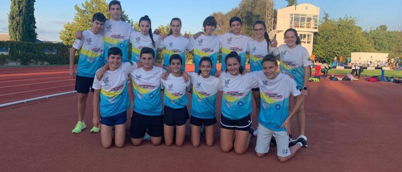 El grupo de mayores de la Escola del Club Triatló Ontinyent en un entrenamiento. | CLUB TRIATLÓ ONTINYENT