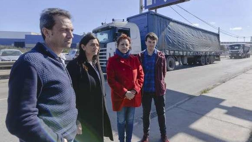 Ovidio Zapico, Yasmina Triguero, Gabriela Álvarez y Juan Ponte, ayer, en la carretera de acceso a Asturiana de Zinc.