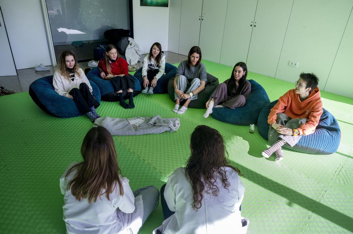 De izda. a dcha., Gisela, Carla, Natàlia, Laura, Marina y Anna, durante una de las sesiones de trabajo a cargo de las psicólogas Núria Jaurrieta y Gara Alias.