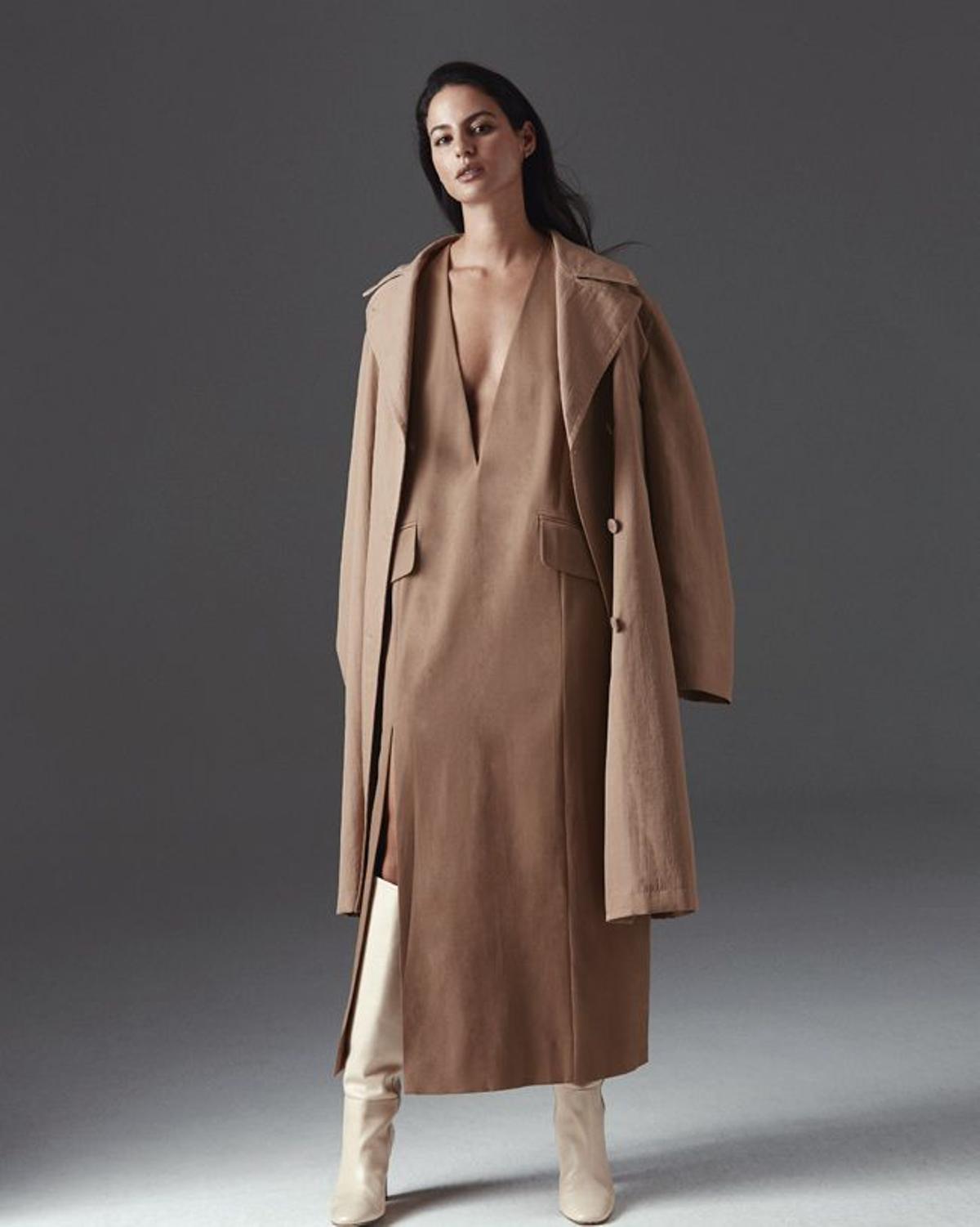 Jana Pérez con vestido y trench camel de MM6 MAISON MARGIELA