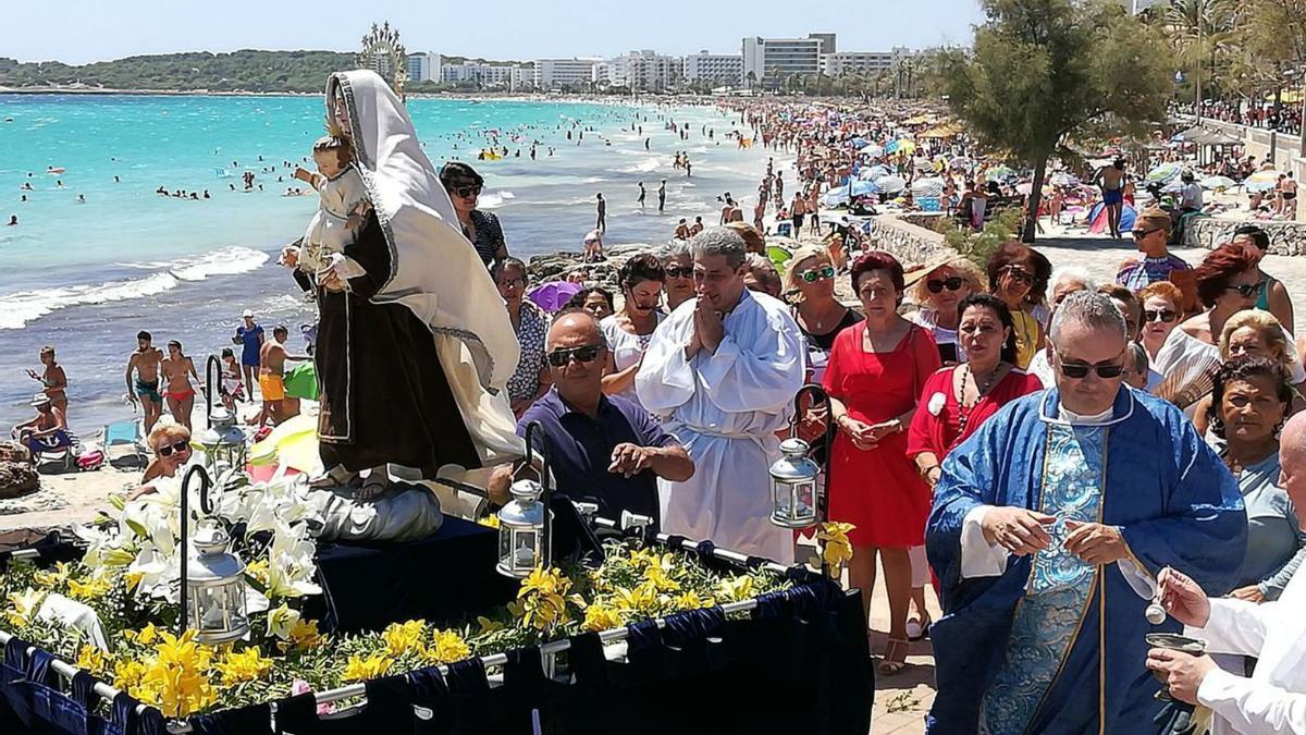 Prozession mit Heiligenfigur und Priester zu den Festes del Carme im Küstenort Cala Milllor.