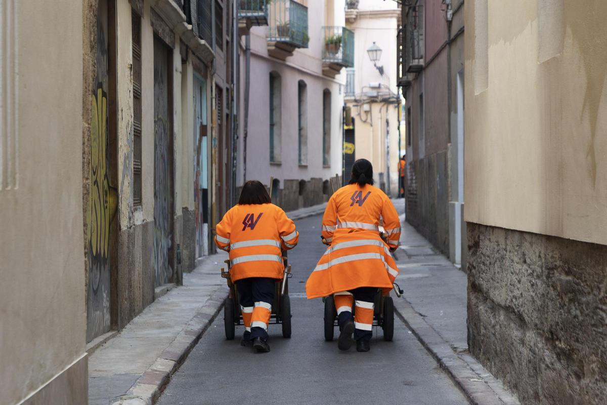 Dos trabajadoras de la limpiueza en València.