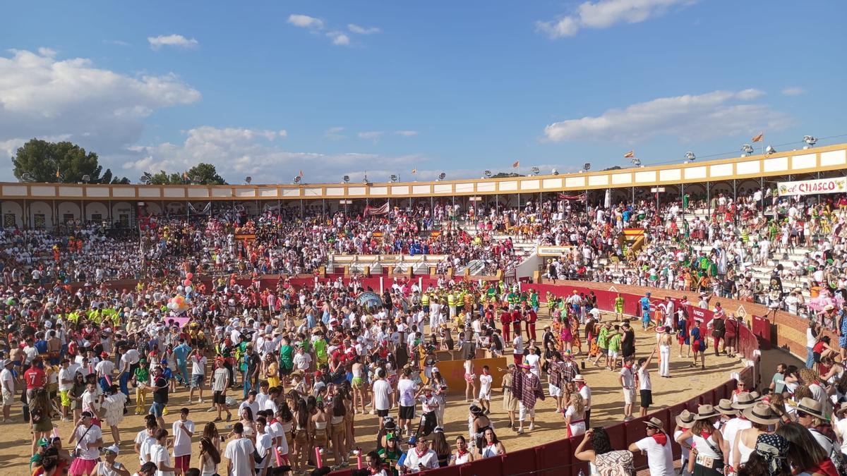 Cientos de peñistas durante la merienda en la plaza de toros.