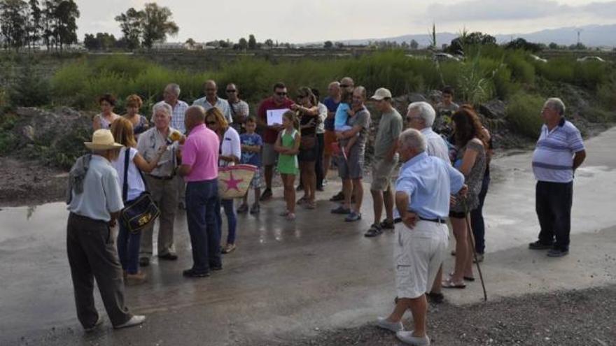 Recogen firmas para arreglar el cauce de la rambla del Murciano