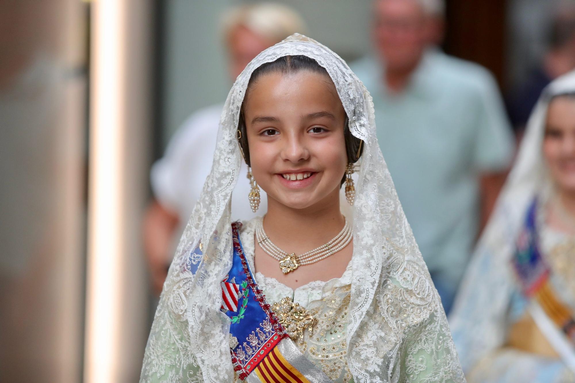 La calle San Vicente acoge la procesión "dels Xiquets" con tres generaciones falleras