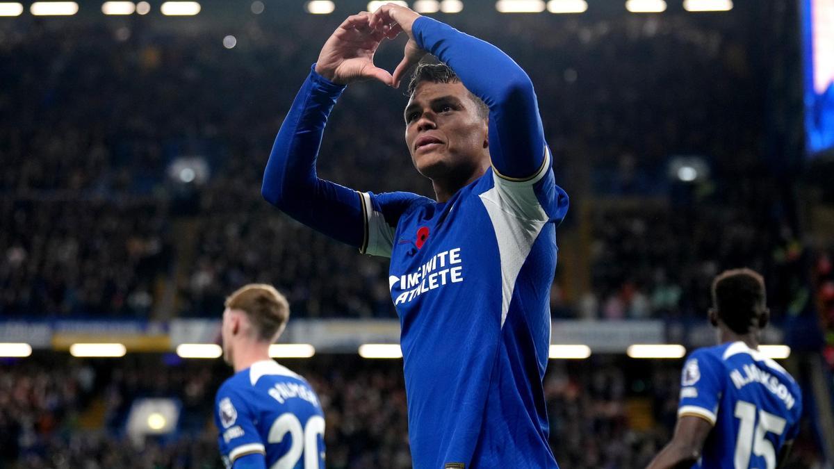 12 November 2023, United Kingdom, London: Chelsea's Thiago Silva celebrates scoring his team's first goal during the English Premier League soccer match between Chelsea and Manchester City at Stamford Bridge. Photo: John Walton/PA Wire/dpa