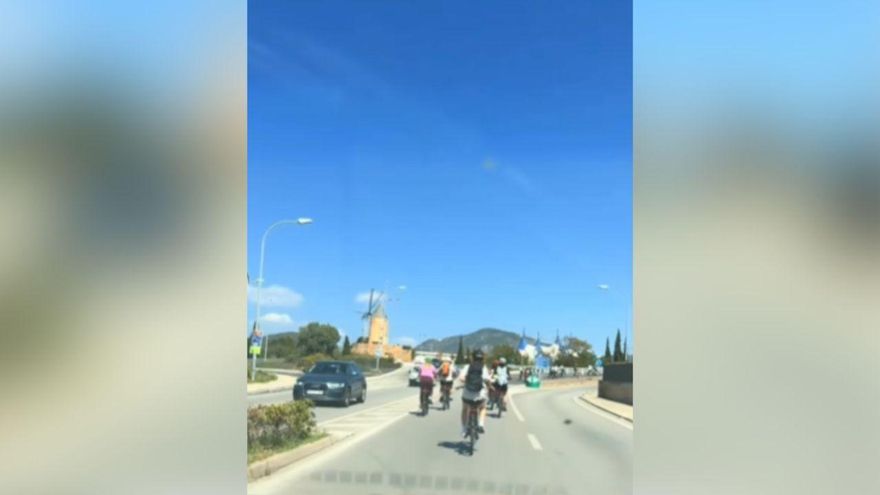 Una rotonda, 20 bicis y la autopista: turistas desorientados en Mallorca, un habitual de las carreteras
