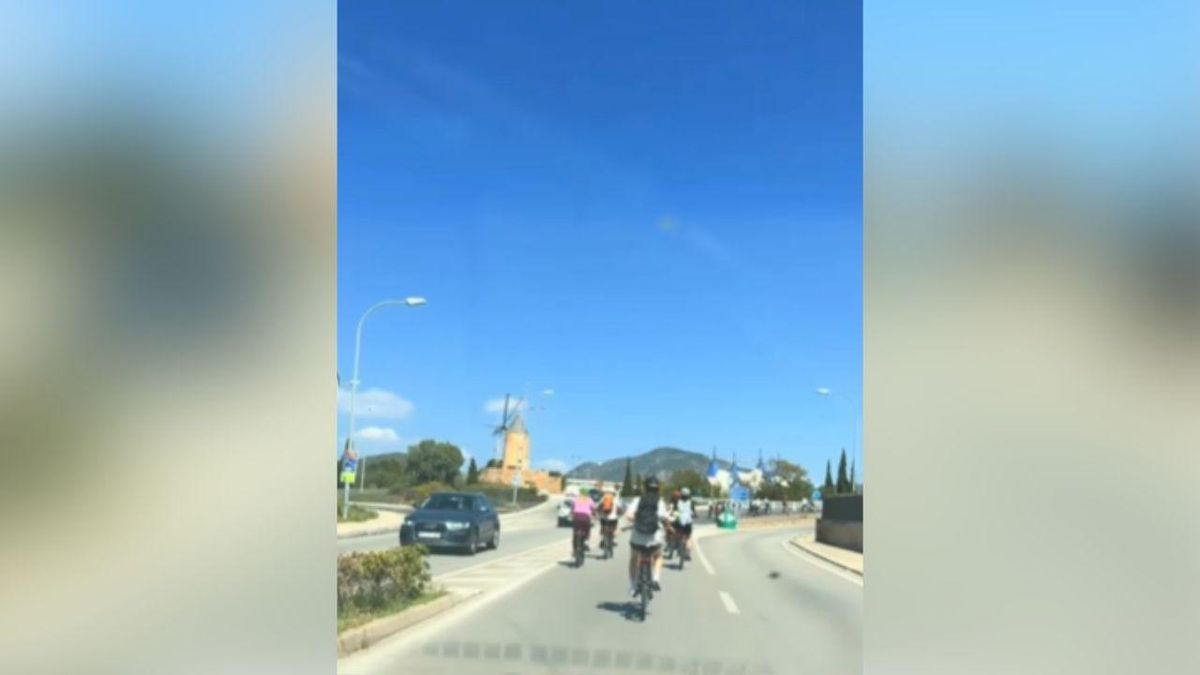 VÍDEO CICLISTAS EN MALLORCA | Un grupo de turistas en bicicleta intenta acceder a la autopista