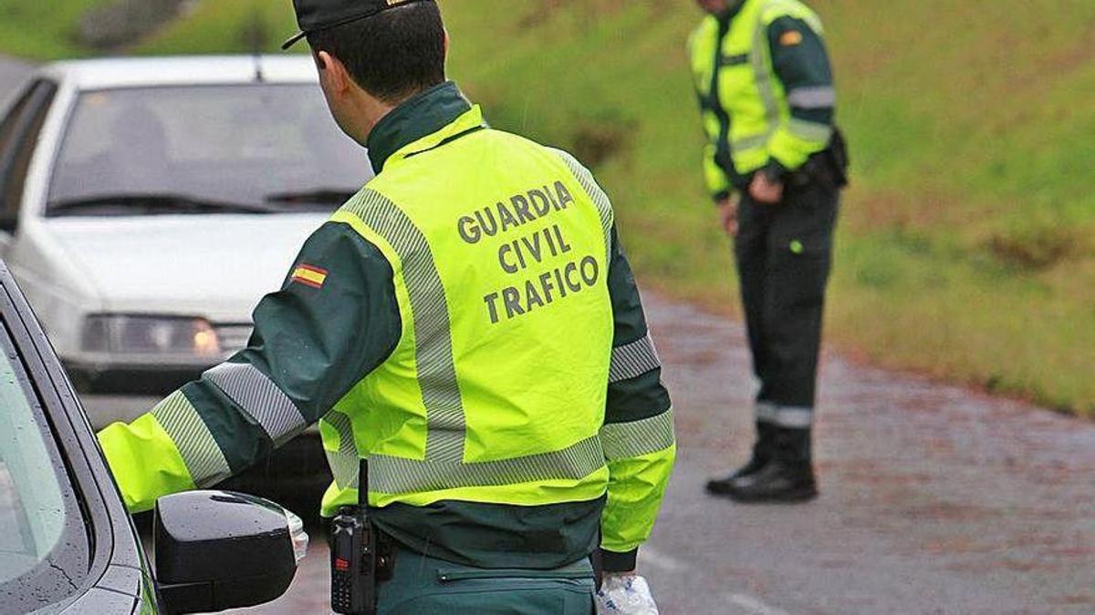 Vídeo | La Guardia Civil ya vigila los maleteros en busca de este spray obligatorio: 200 euros por no llevarlo.
