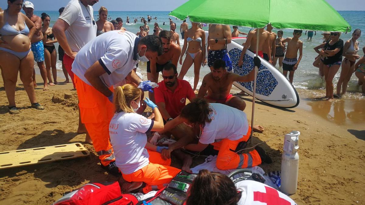 Atención a la persona que se ha desvanecido en una playa de Guardamar.