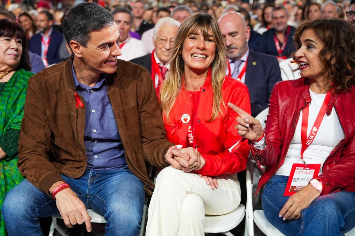 El Presidente del Gobierno, Pedro Sánchez su esposa Begoña Gómez (c) y la vicepresidenta primera del Gobierno y vicesecretaria general del PSOE, María Jesús Montero (d)