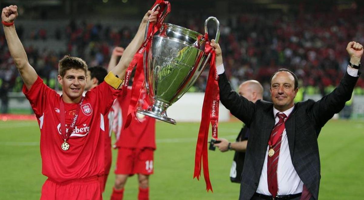 Gerrard y Benítez con la copa después de una final épica con el Milán (3-3) decidida en la tanda de penaltis en Estambul