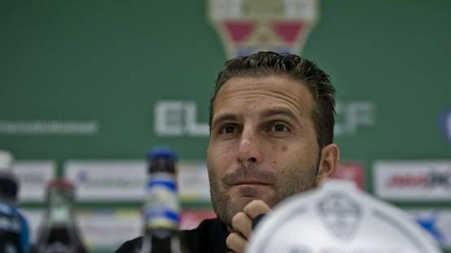 Rubén Baraja, ayer, en la sala de Prensa del estadio Martínez Valero, en su comparecencia previa al partido de esta tarde.