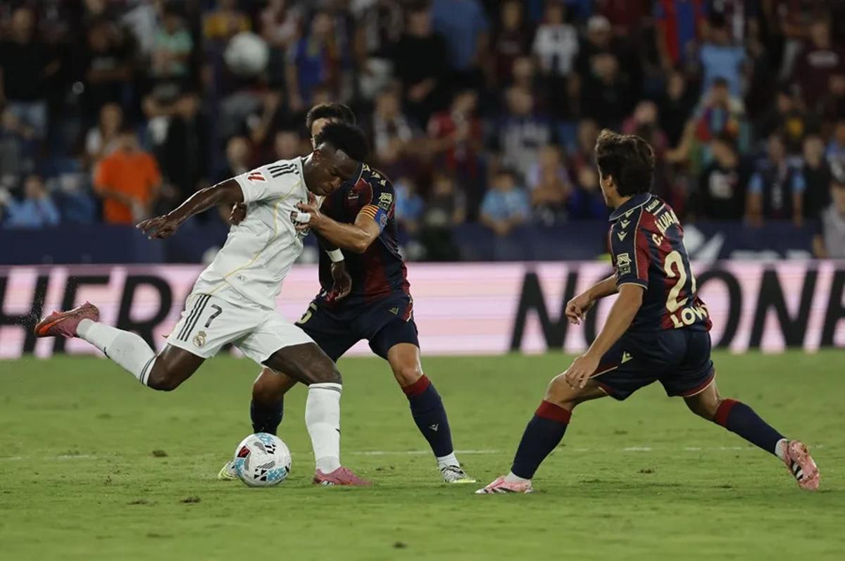 Vinicius Jr disputa el balón con Unai Elgezabal, del Levante UD