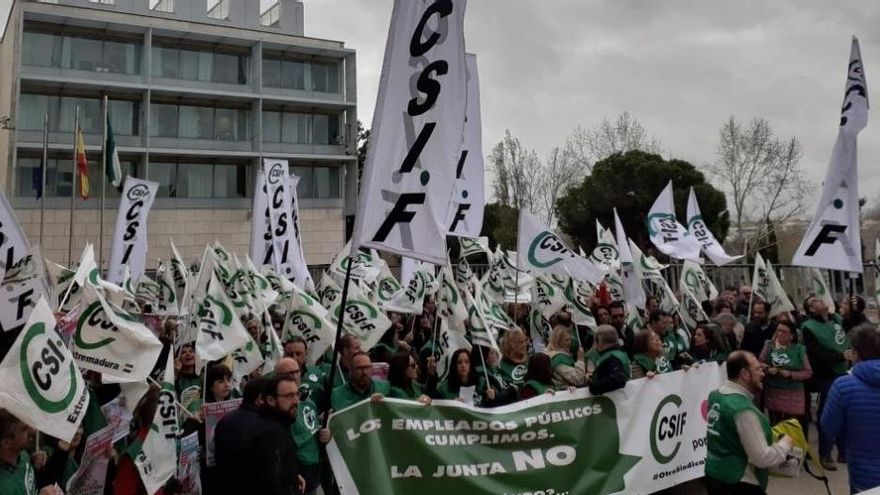 Los funcionarios protestan para exigir la subida del 2% y la carrera profesional