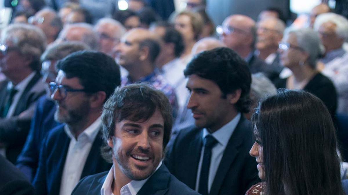 Fernando Alonso y sus miraditas con Linda Morselli