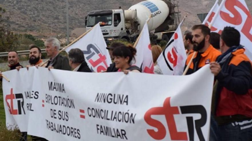 Los manifestantes durante su protesta en Repsol.